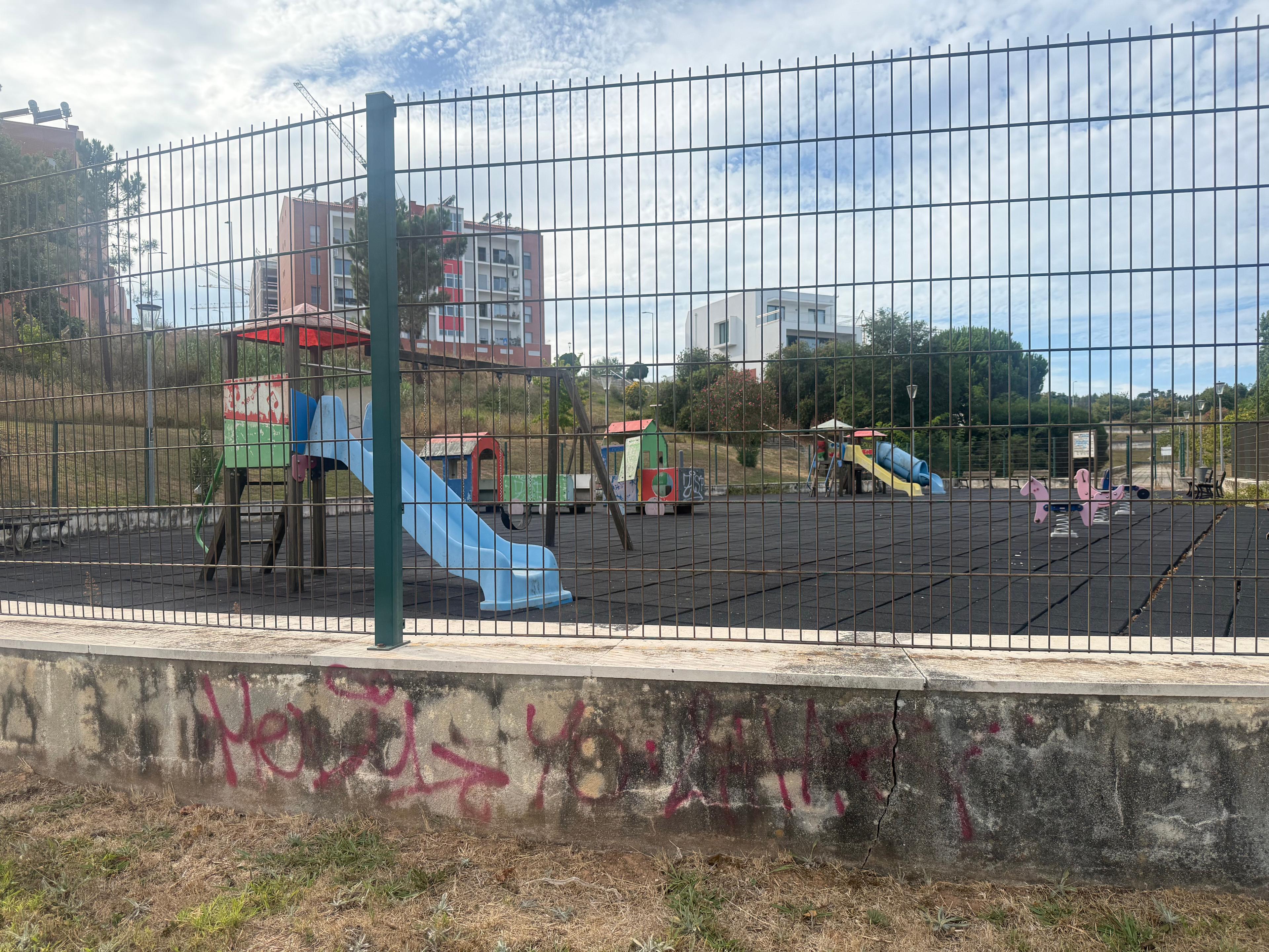 Parque infantil vandalizado